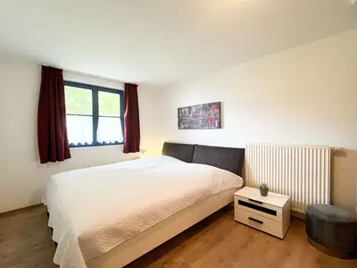 Schlafzimmer mit Doppelbett