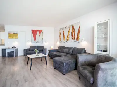 Wohnzimmer mit Sofa und Sessel