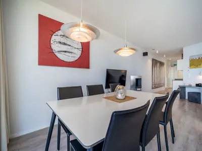 Wohnzimmer mit Essbereich und TV