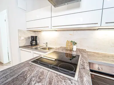 Küchenzeile mit Ceranfeld