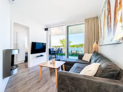 Wohnzimmer mit Sitzecke und TV