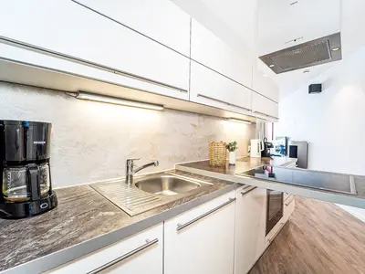 Küchenzeile mit Kaffeemaschine