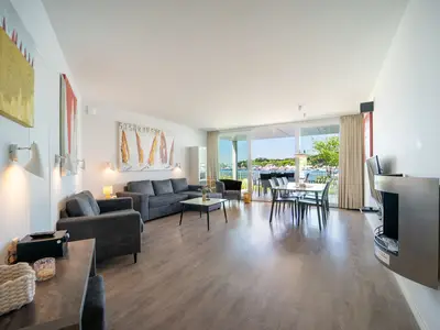 Wohnzimmer mit Blick in den Wohn- und Essbereich