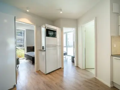 Küchenzeile mit Mikrowelle und Kühlschrank