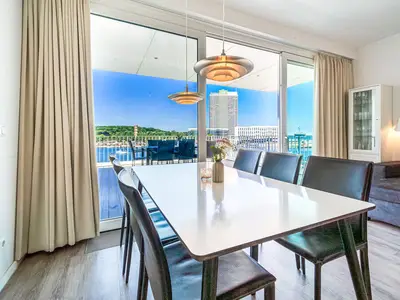 Wohn-Essbereich mit Blick auf Terrasse