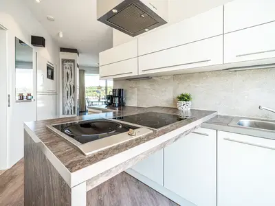 Küchenzeile mit Ceranfeld