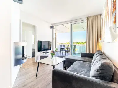 Wohnbereich mit Sitzecke und TV