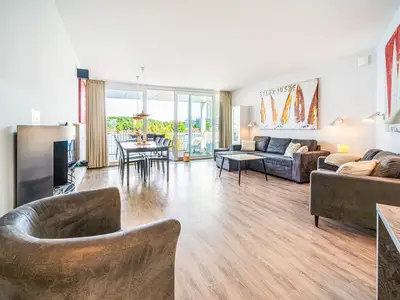 Wohnbereich mit Sitzecke und TV