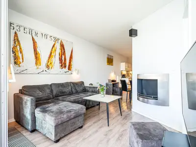 Wohnbereich mit Sitzecke und TV