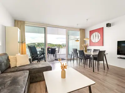 Wohnzimmer mit Blick zur Terrasse