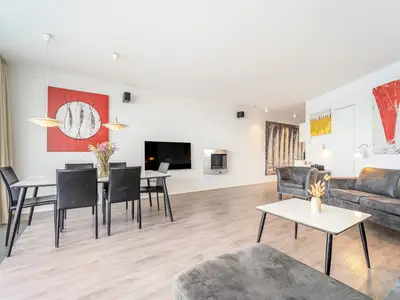 Wohn-und Essbereich mit Blick zum TV