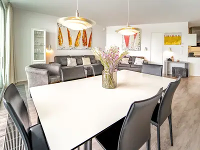 Wohnzimmer mit Blick in den Wohn- und Essbereich