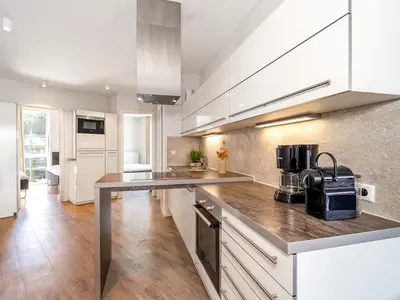 Küchenzeile mit Backofen und Spülmaschine