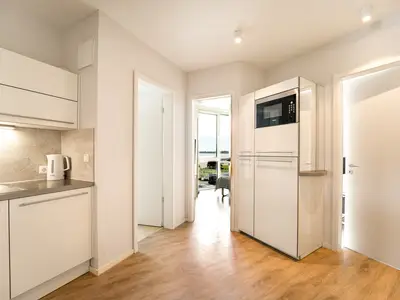 Küche mit Kühlschrank und Mikrowelle