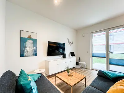 Wohnzimmer mit Sofaecke und TV