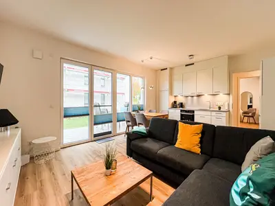 Wohnzimmer mit Essbereich und Küchenzeile