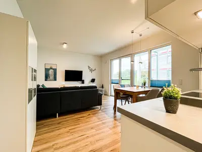 Blick vom Flur in den Wohnbereich