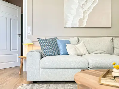 Wohnzimmer mit Sitzecke und TV