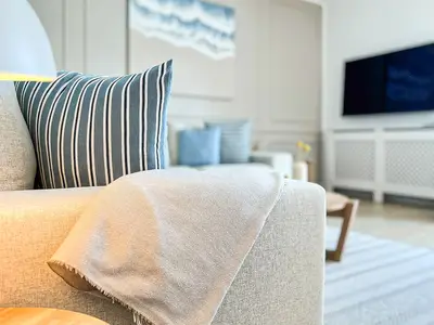 Wohnbereich mit Sitzecke und TV