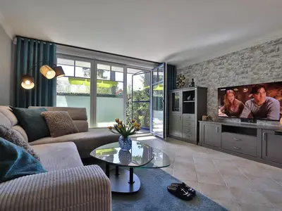 Wohnzimmer mit Sitzecke und TV