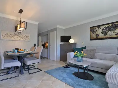 Wohnzimmer mit Essbereich und Sofa