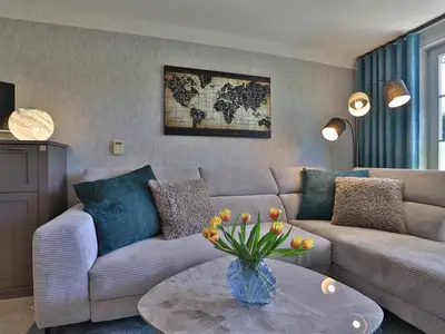 gemütliches Ecksofa im Wohnbereich