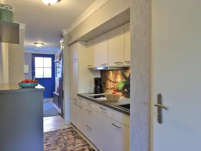 Blick vom Wohnbereich zur Küchenzeile