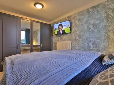 Schlafzimmer mit Kleiderschrank