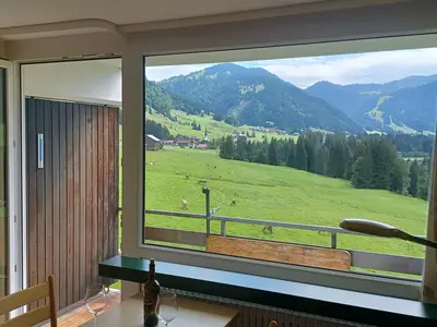 Blick auf den Ortskern und die Berge