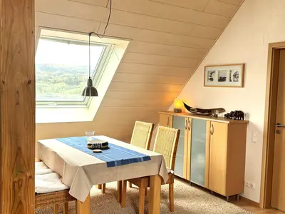 Studio__Essbereich_mit_Blick_auf_die_Wasserkuppe