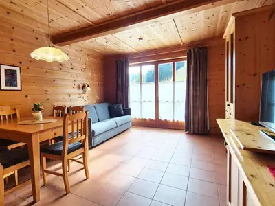 Wohnbereich mit Couch und Flat-TV