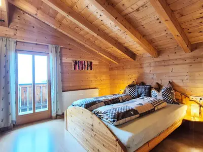 Schlafzimmer mit Ausgang zum Balkon