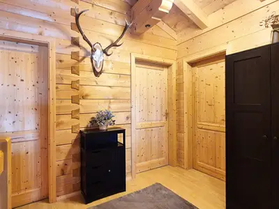 Vorraum mit viel Holz