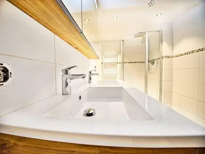 Badezimmer mit Dusche und Badewanne