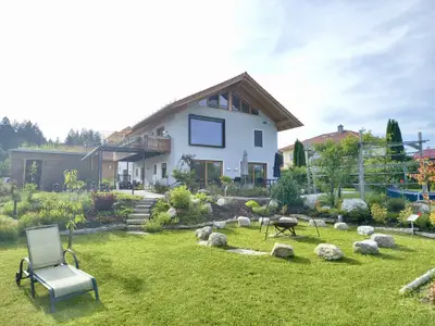 Hausansicht mit Garten