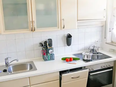 Küche / Kochfeld und Spülmaschine