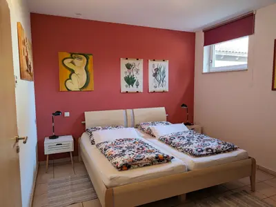 Schlafzimmer mit Doppelbett