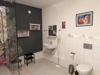 Badezimmer mit Dusche und WC