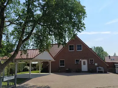 Aussenansicht m. Eingangsbereich