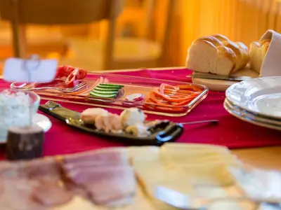 Frühstücksbuffet Schinken Käse Aufstriche Gemüse