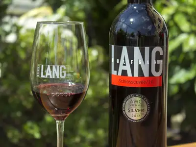 Schlosscuvée mit Glas