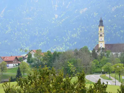 Blick vom Garten zur Kirche