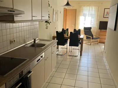 Küchezeile mit Spülmaschine