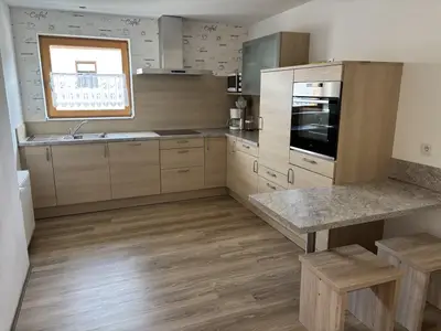 Küche mit Sitzmöglichkeit