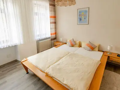 Schlafzimmer vorne Bild 1