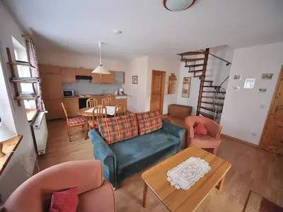 Wohnraum mit Treppe zu den Schlafräumen