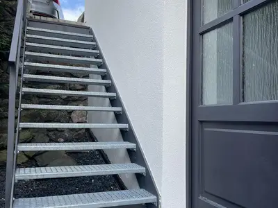 Eingang und Außentreppe