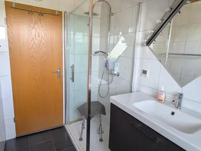 Badezimmer mit Dusche