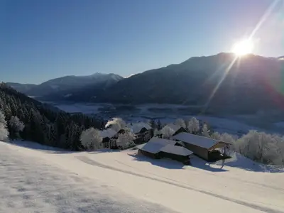 Waldpension im Winter bei Sonnenaufgang