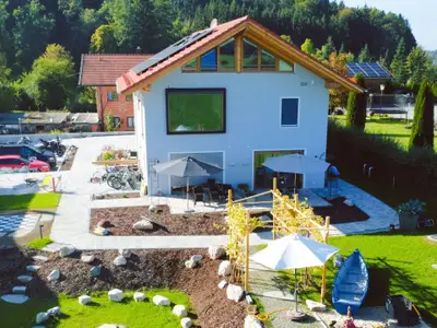 Erlebnisgarten mit Lagerfeuer und Traubentunnel